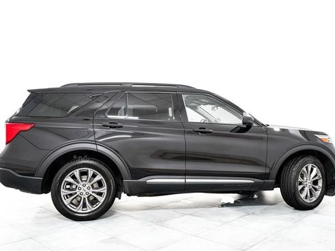 Used 2022 Ford Explorer XLT w/ Equipment Group 202A AWD/4WD image 7