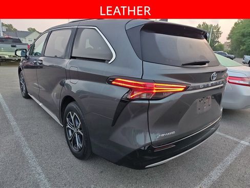 Used 2025 Toyota Sienna Platinum AWD/4WD image 4
