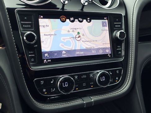 Certified 2018 Bentley Bentayga AWD/4WD image 17