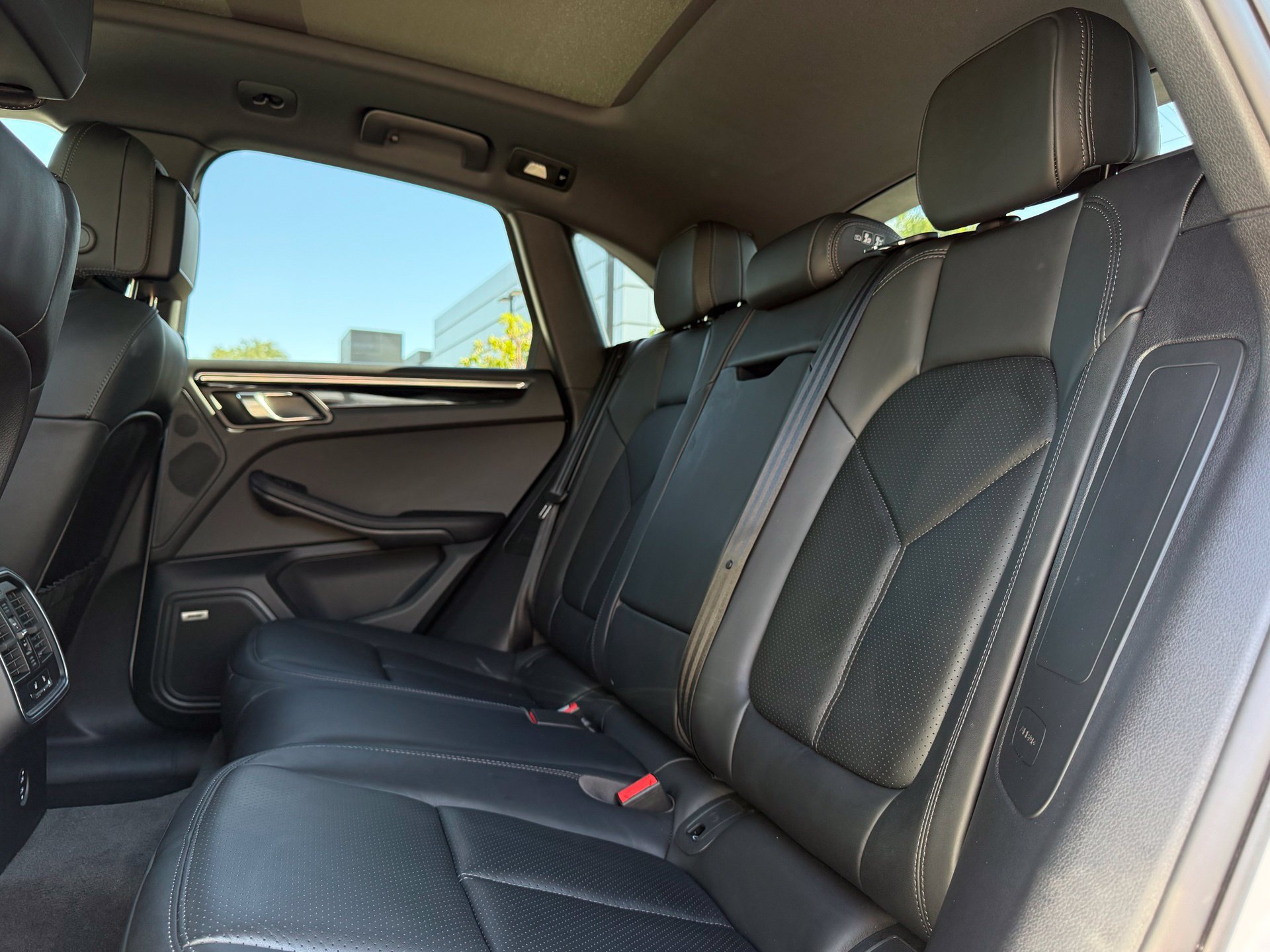 Used 2026 Porsche Macan AWD/4WD image 30