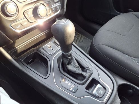 Used 2019 Jeep Cherokee Latitude w/ Popular Appearance Group image 5