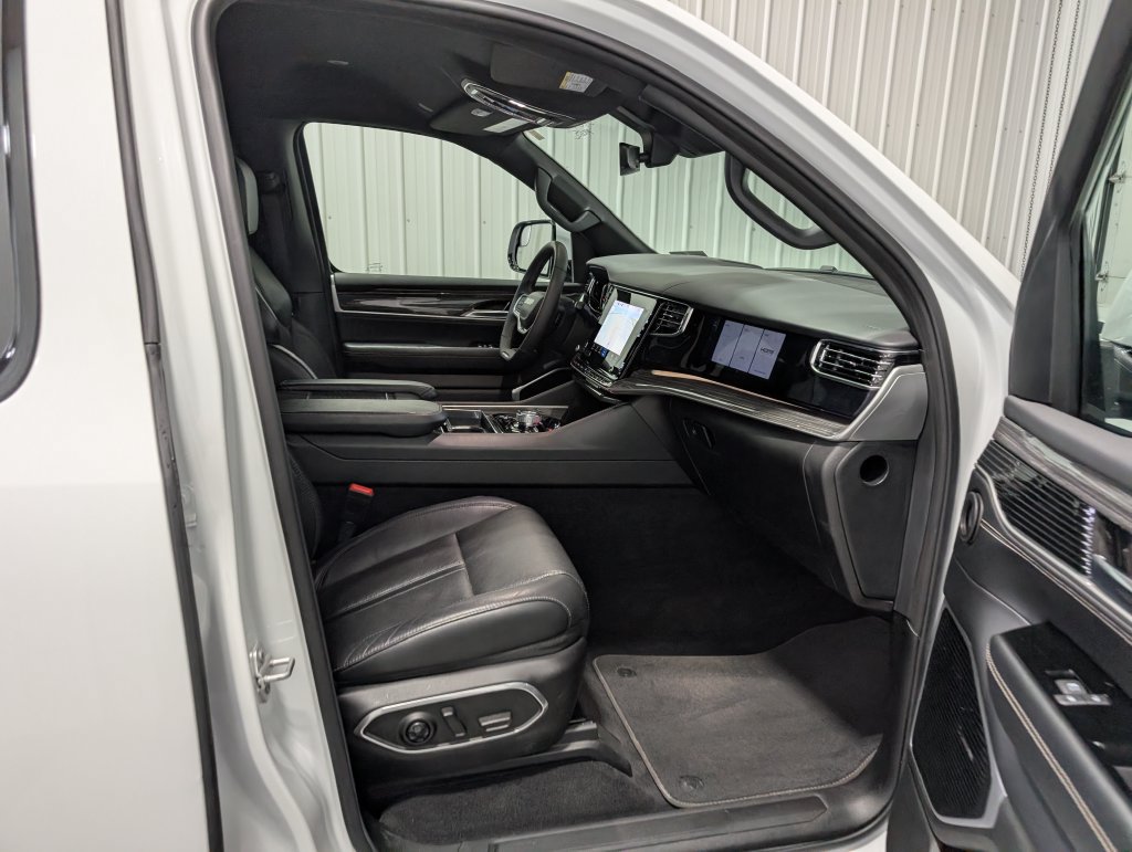 Used 2022 Jeep Wagoneer Series III w/ Convenience Group I AWD/4WD image 30