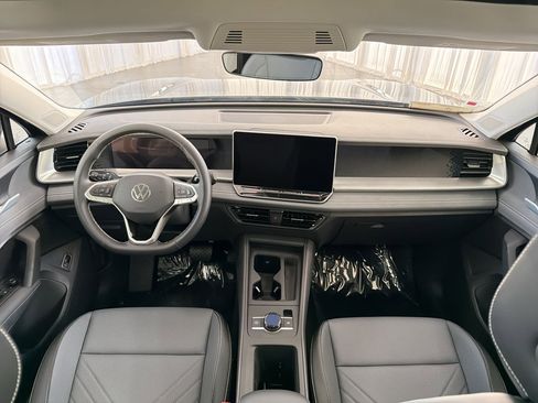 New 2026 Volkswagen Tiguan SE FWD image 17