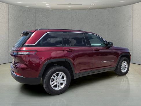 Used 2024 Jeep Grand Cherokee Laredo RWD image 3