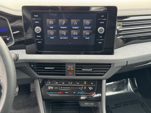 Used 2025 Volkswagen Jetta SE image 24