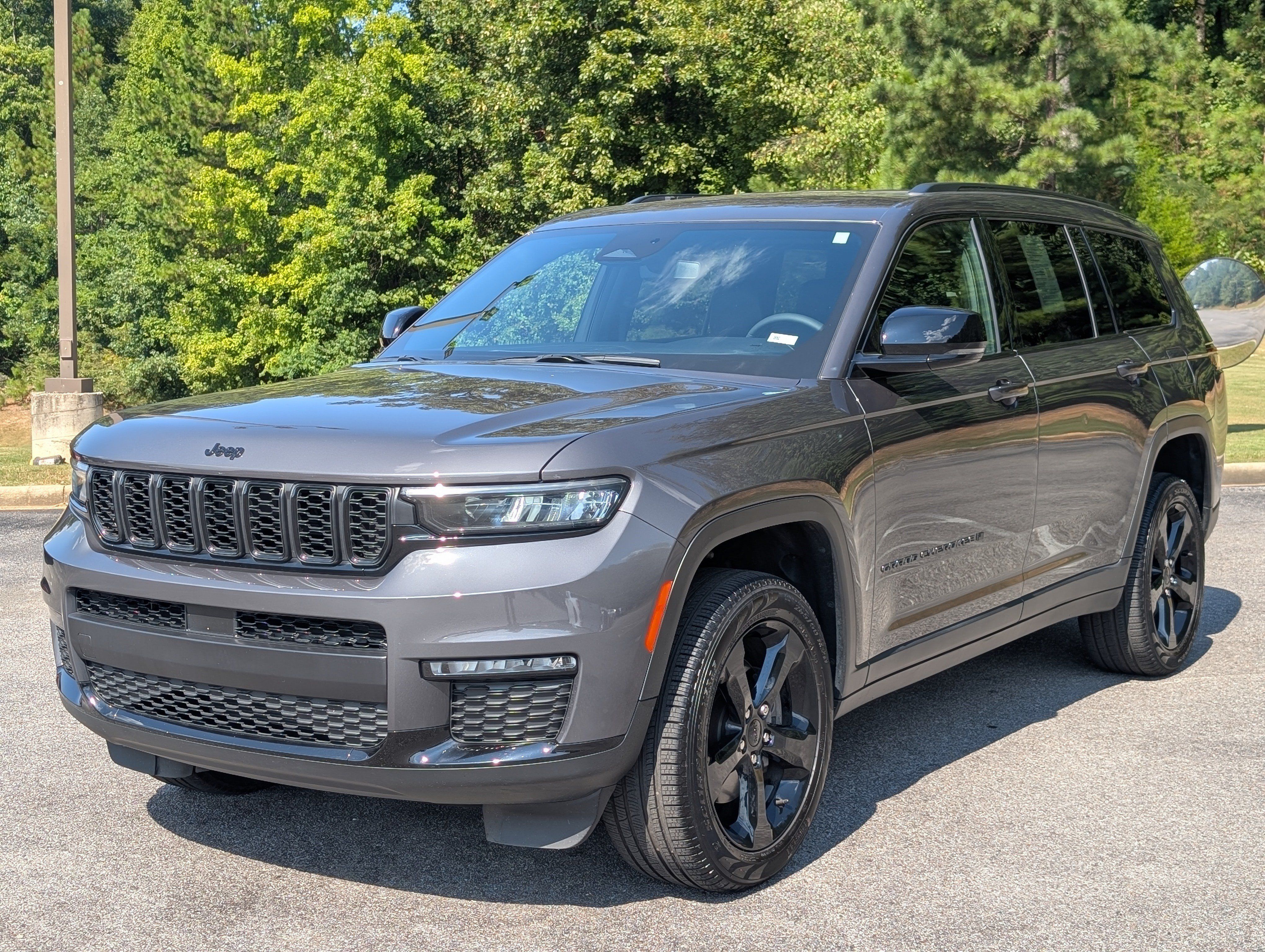 Used 2024 Jeep Grand Cherokee L Limited w/ Black Appearance Package AWD/4WD image 5