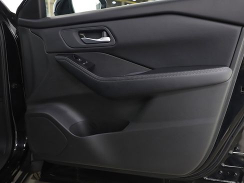 Used 2025 Nissan Rogue SV image 9