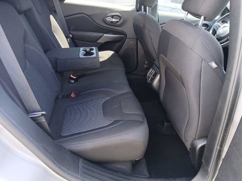 Used 2019 Jeep Cherokee Latitude w/ Popular Appearance Group AWD/4WD image 9