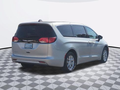 Used 2022 Chrysler Voyager LX FWD image 6