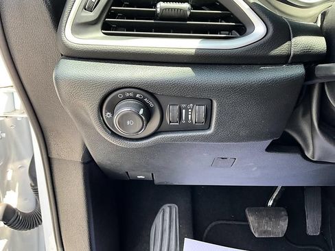 Used 2025 Chrysler Pacifica Select FWD image 16