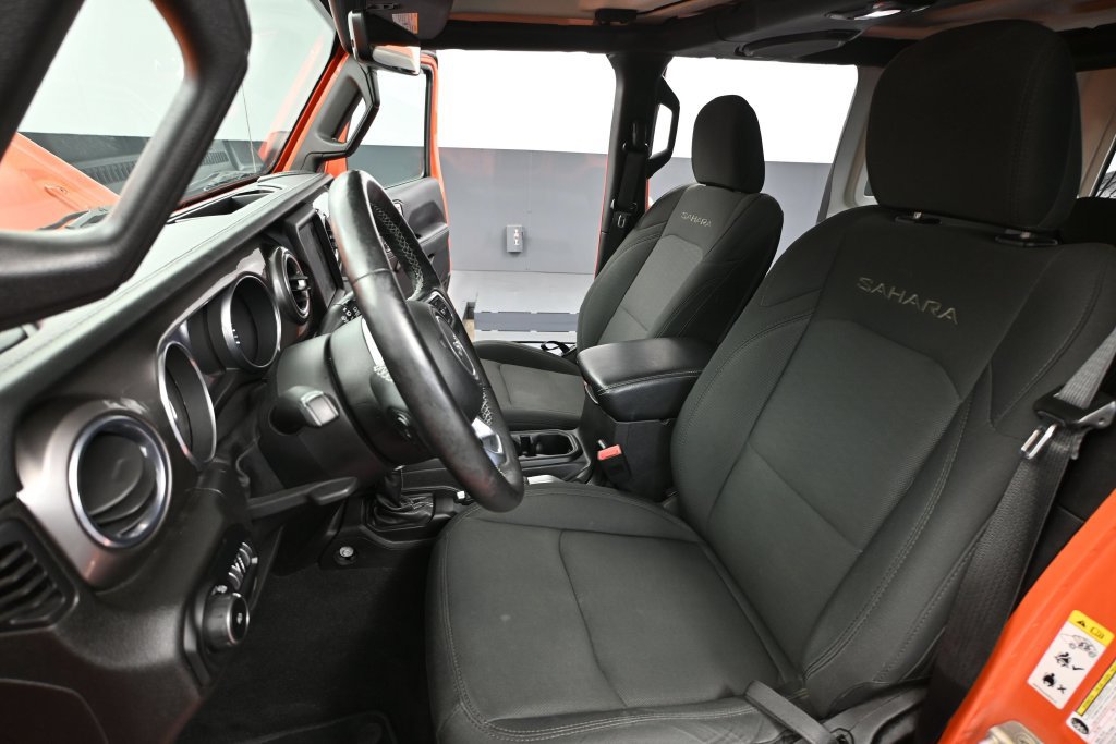 Used 2018 Jeep Wrangler Unlimited Sahara w/ Dual Top Group AWD/4WD image 17