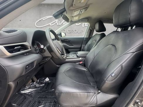 Used 2021 Toyota Highlander L FWD image 19