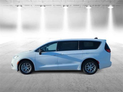 New 2026 Chrysler Pacifica Select image 5