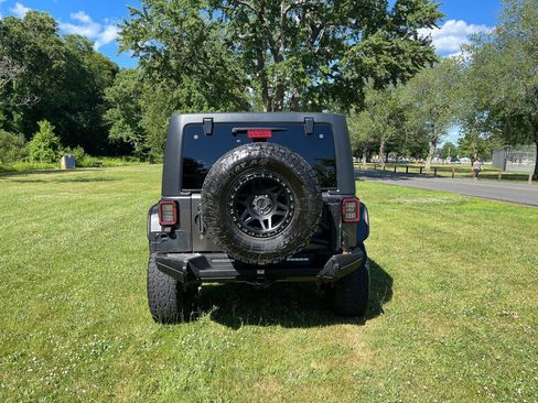 Used 2014 Jeep Wrangler Unlimited Rubicon w/ Connectivity Group AWD/4WD image 17