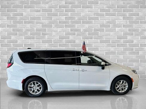 Used 2023 Chrysler Pacifica Touring-L image 6