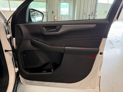 Certified 2023 Ford Escape Active AWD/4WD image 30