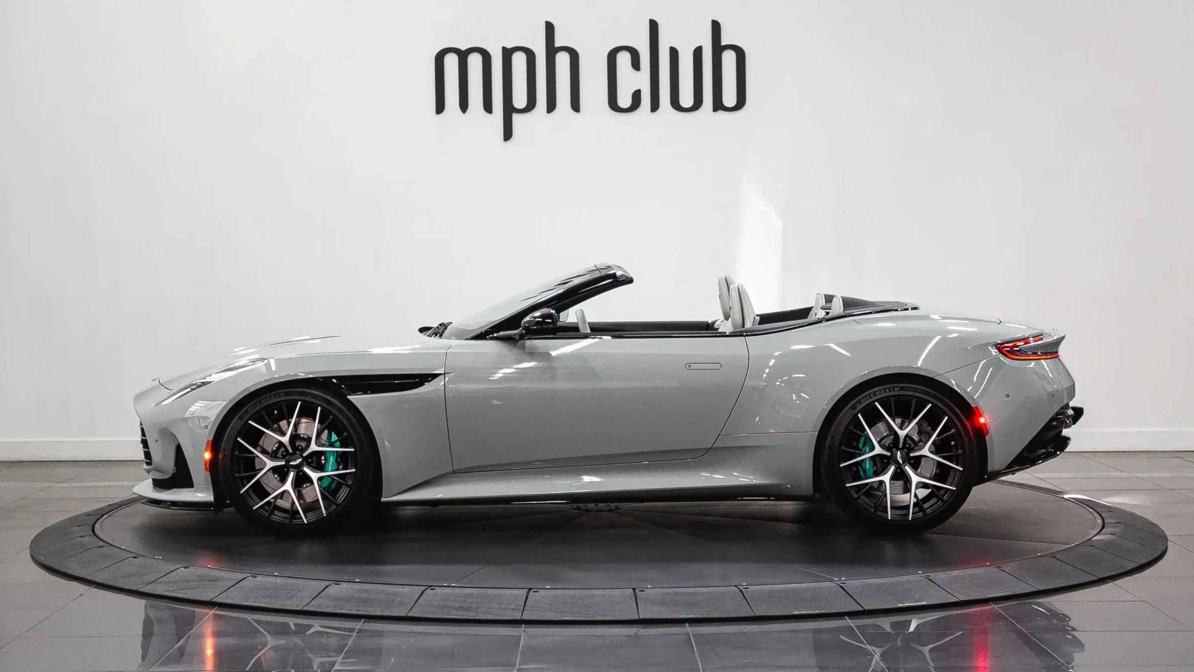 Used 2024 Aston Martin DB12 Convertible RWD image 3