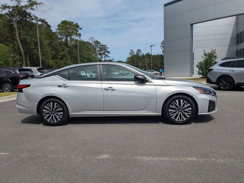 Used 2024 Nissan Altima 2.5 SV FWD image 3