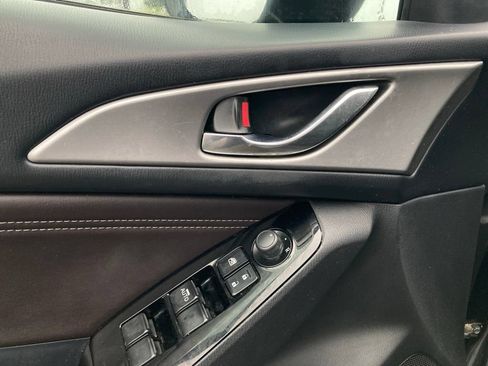 Used 2018 MAZDA MAZDA3 Touring FWD image 11
