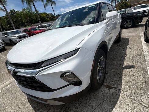 Used 2025 Chevrolet Blazer LT FWD image 1