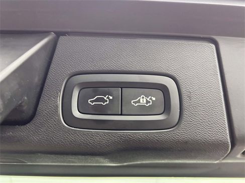 Used 2019 Volvo XC60 T6 R-Design w/ Protection Package image 8