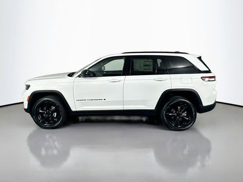 New 2025 Jeep Grand Cherokee Altitude image 4