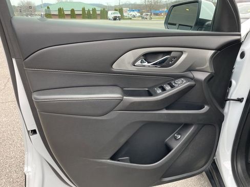 Used 2023 Chevrolet Traverse LT image 5