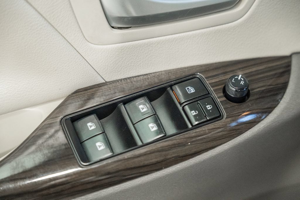 Used 2017 Toyota Sienna XLE w/ XLE Navigation Package FWD image 30