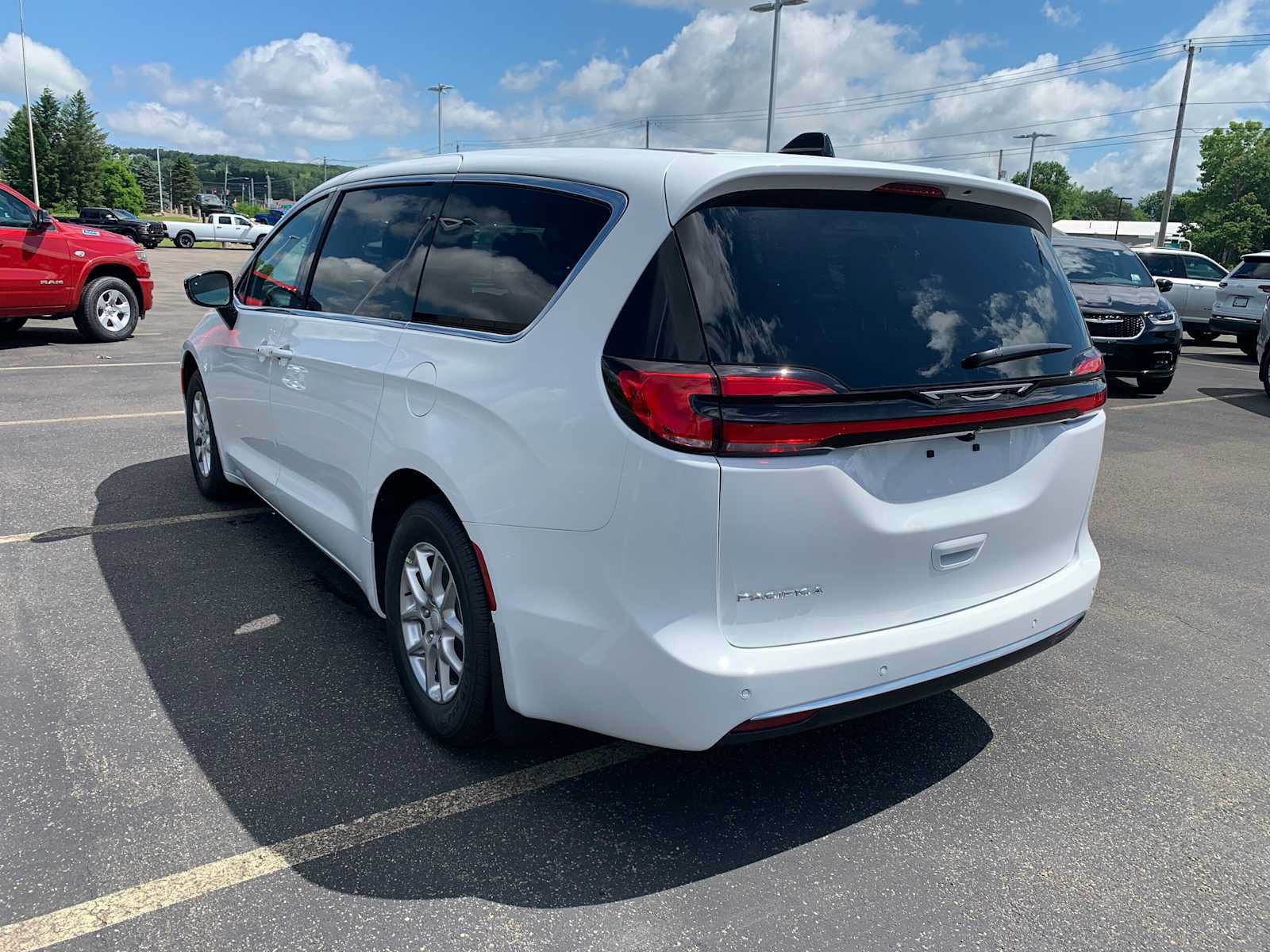 New 2027 Chrysler Pacifica Select FWD image 7