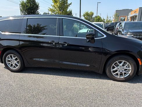 Used 2025 Chrysler Pacifica Select FWD image 7
