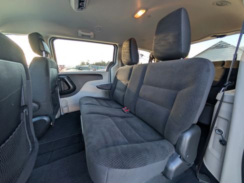 Used 2019 Dodge Grand Caravan SE w/ UConnect Hands-Free Group image 29