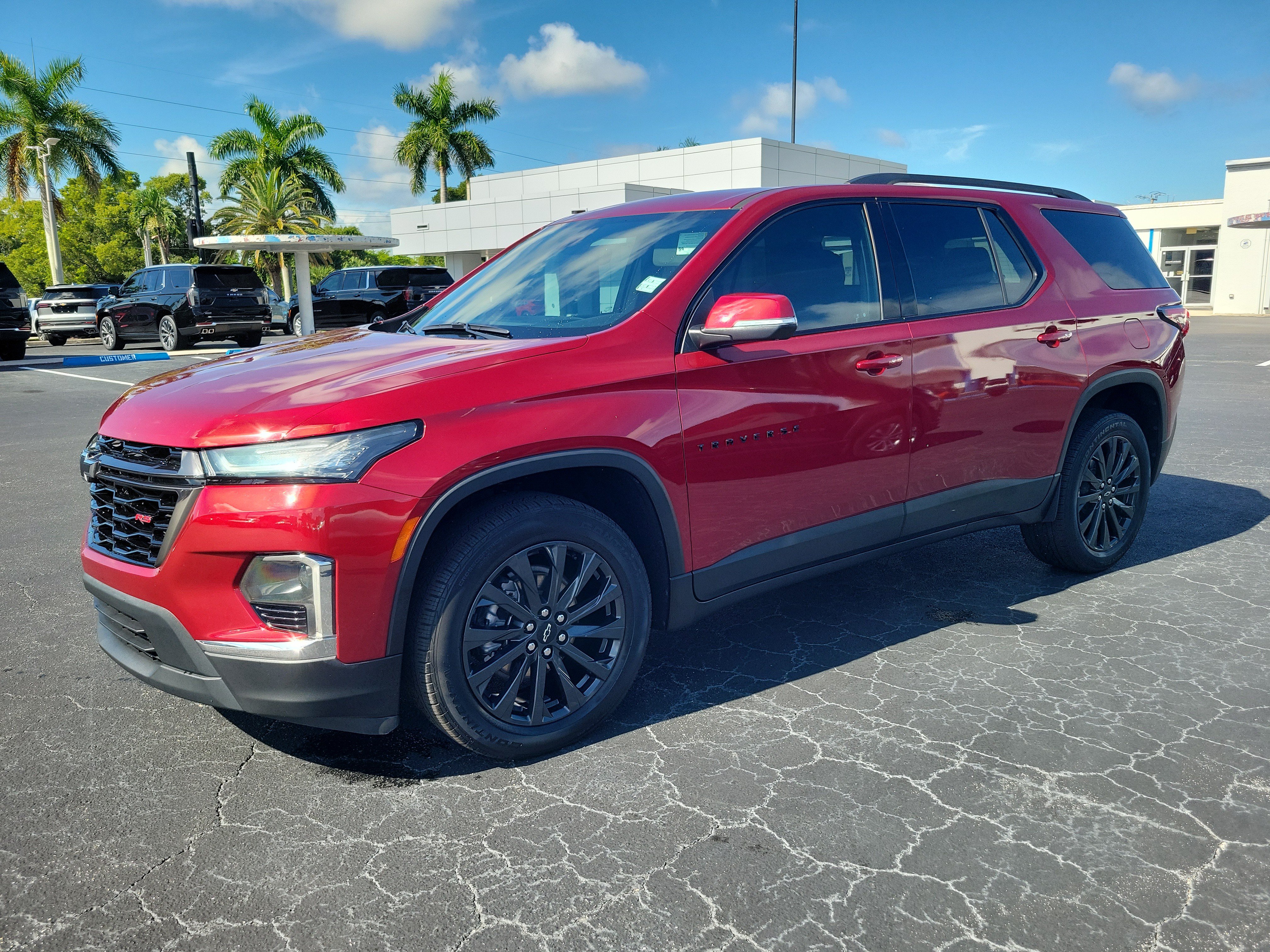Used 2023 Chevrolet Traverse RS FWD image 2