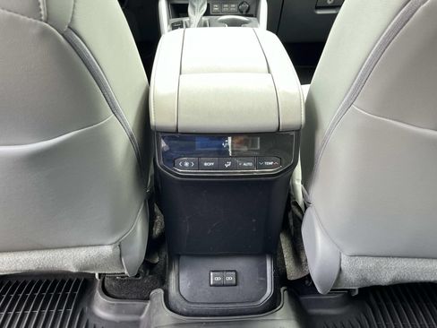Used 2023 Toyota Highlander XLE AWD/4WD image 17
