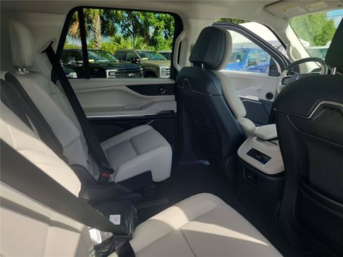 New 2026 Lincoln Navigator Premiere AWD/4WD image 21