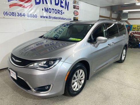 Used 2019 Chrysler Pacifica Touring-L image 6