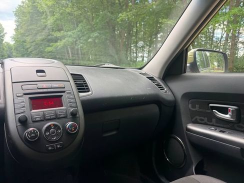 Used 2013 Kia Soul + FWD image 10