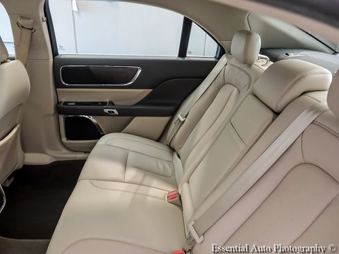 Used 2019 Lincoln Continental Select w/ Continental Climate Package FWD image 14