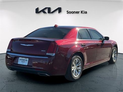 Used 2018 Chrysler 300 Touring L image 6