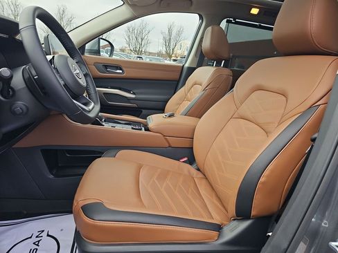 Used 2025 Nissan Pathfinder Platinum image 38