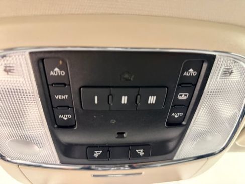 Used 2020 Chrysler 300 Limited AWD/4WD image 33