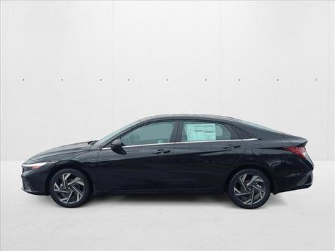 New 2025 Hyundai Elantra Limited FWD image 10
