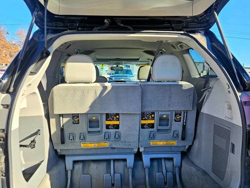 Used 2014 Toyota Sienna XLE image 4