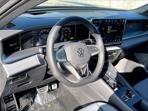 New 2026 Volkswagen Tiguan SE R-Line FWD image 6