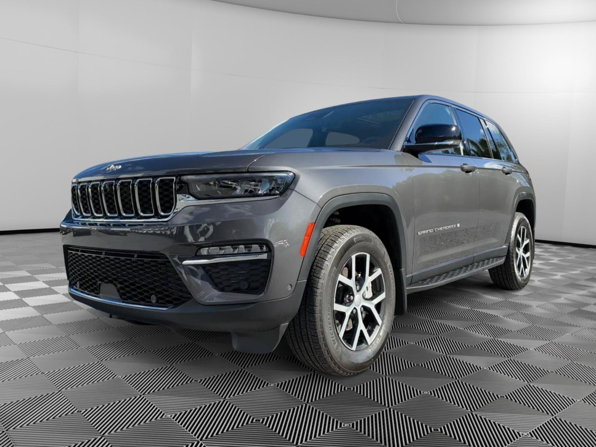 Used 2025 Jeep Grand Cherokee Limited w/ Luxury Tech Group II AWD/4WD image 1
