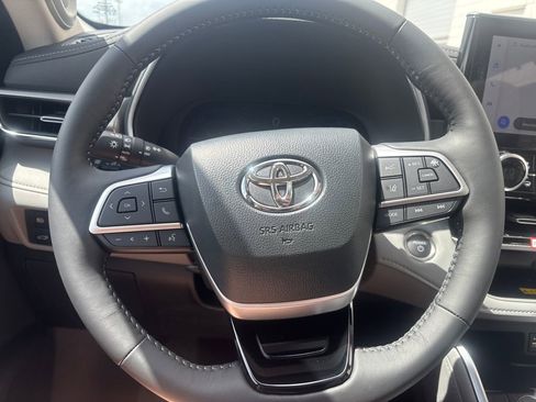 New 2026 Toyota Highlander Platinum image 21
