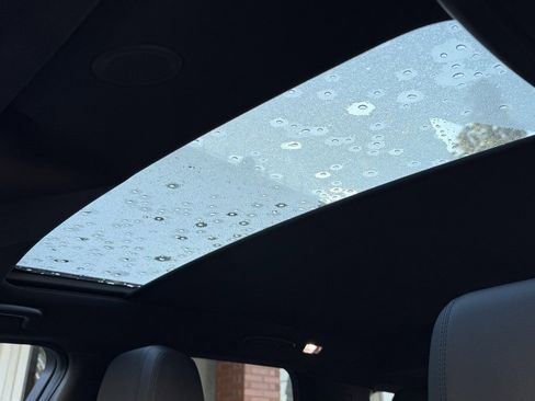 Used 2023 Land Rover Discovery Sport SE image 18