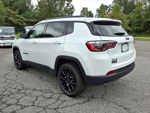 Used 2026 Jeep Compass Latitude AWD/4WD image 3