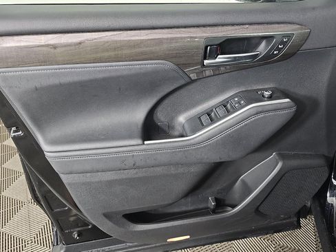Used 2024 Toyota Highlander Platinum AWD/4WD image 8