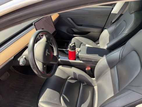 Used 2019 Tesla Model 3 Standard Range image 9