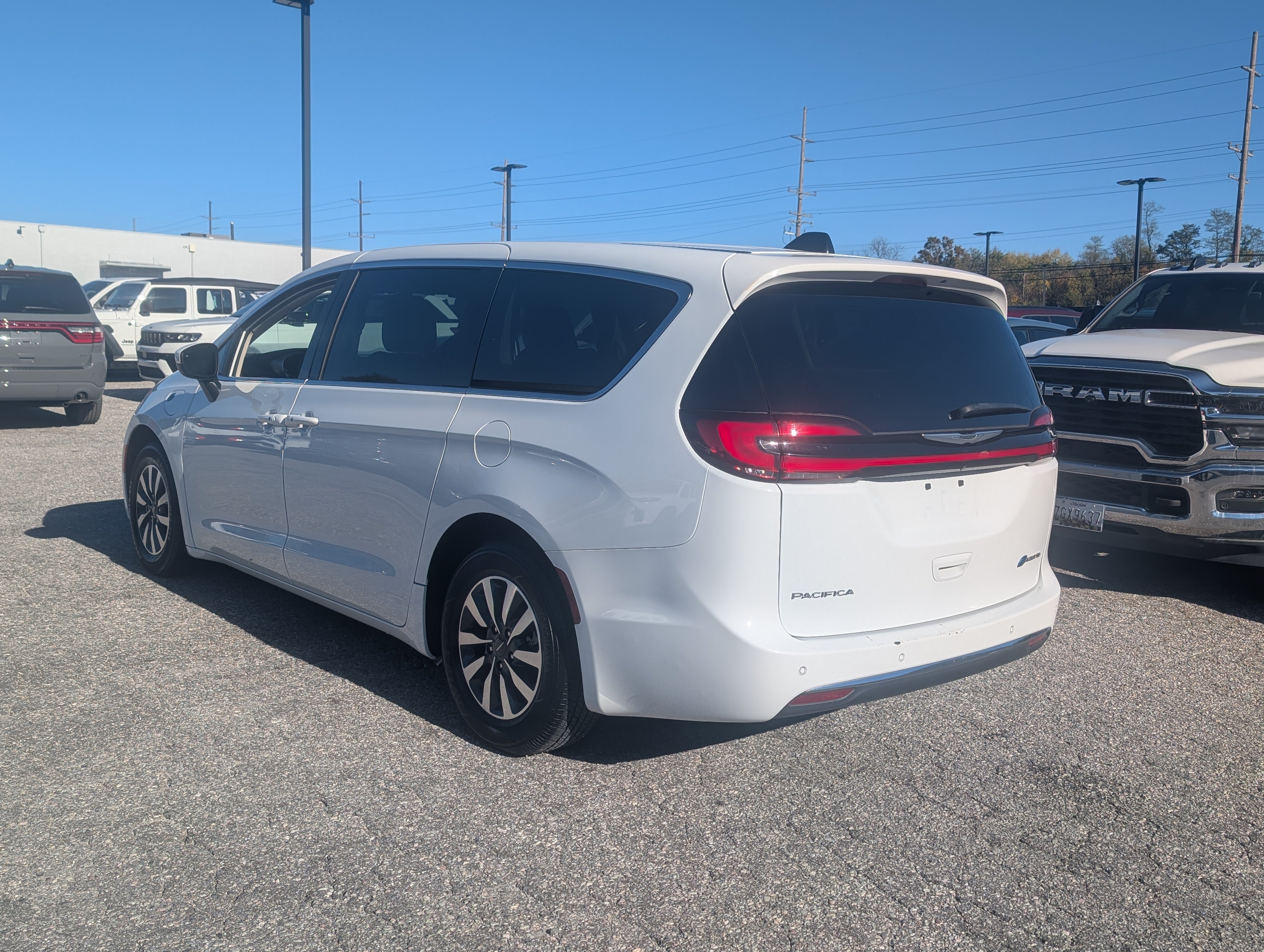 Used 2023 Chrysler Pacifica Touring-L FWD image 3